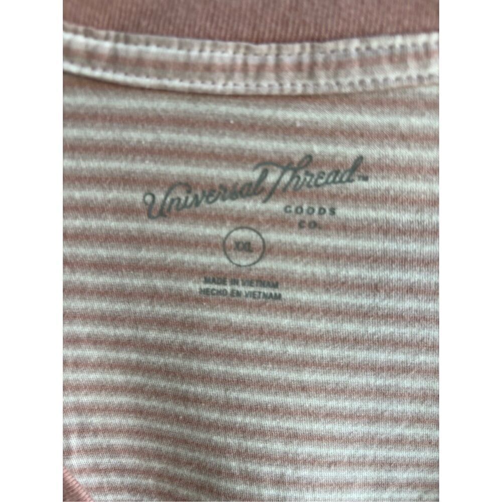 ❤️Universal Thread V-Neck Tee 2X - Picture 2 of 6